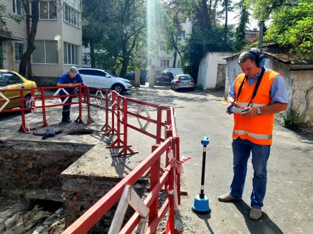 Як фахівці «Полтаватеплоенерго» проводять пошуки витоків на теплових мережах під землею.